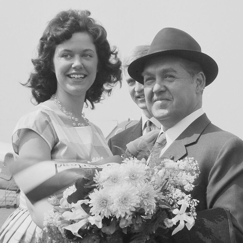 Jussi Björling arriving at Schiphol Airport in 1960, the year he died